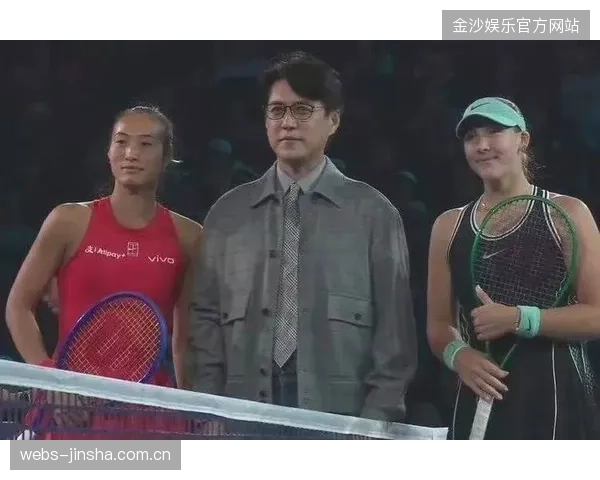 历史性一战！靳东“挑战边界”亮相，郑钦文“冲击中网女单冠军”——网络明星与体育传奇的碰撞